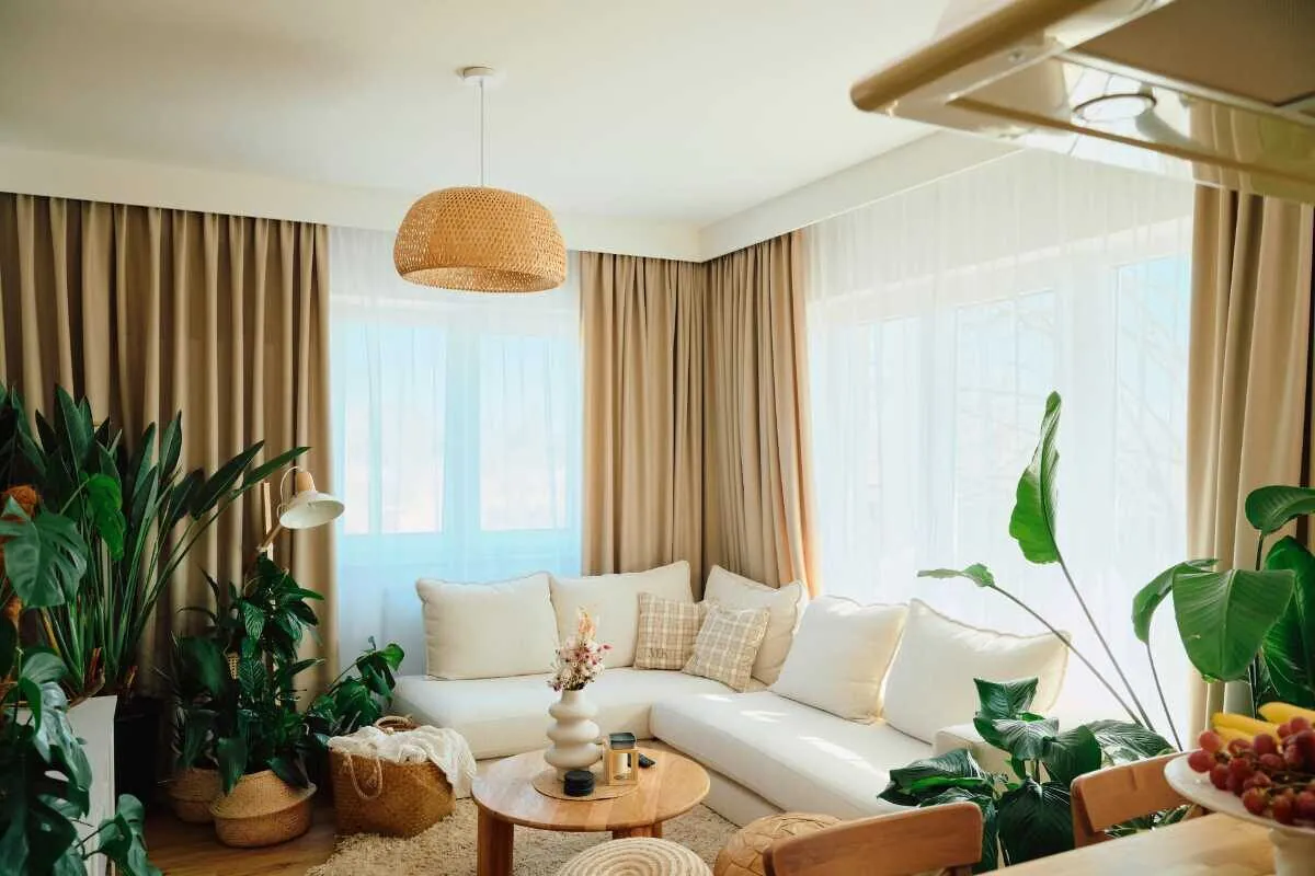 Braun-beige Flächenvorhänge im Wohnzimmer