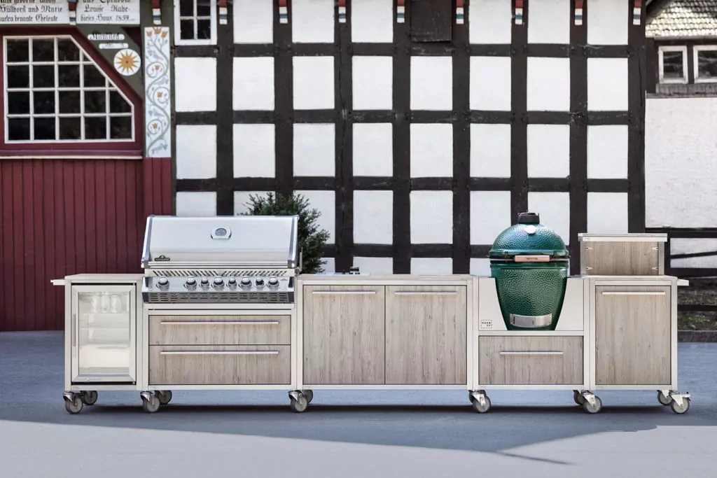 Outdoor Grill in Silber mit Holzoptik