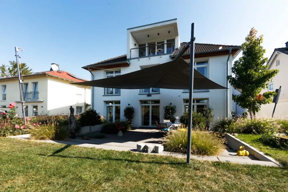 Automatische Terrassenbeschattung mit Fernbedienung Dunkelbraunes dreieckiges Sonnensegel