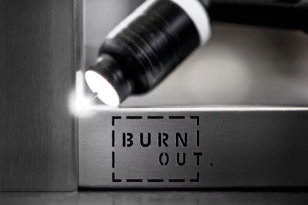 Stahlteil mit der Schrift Burn out