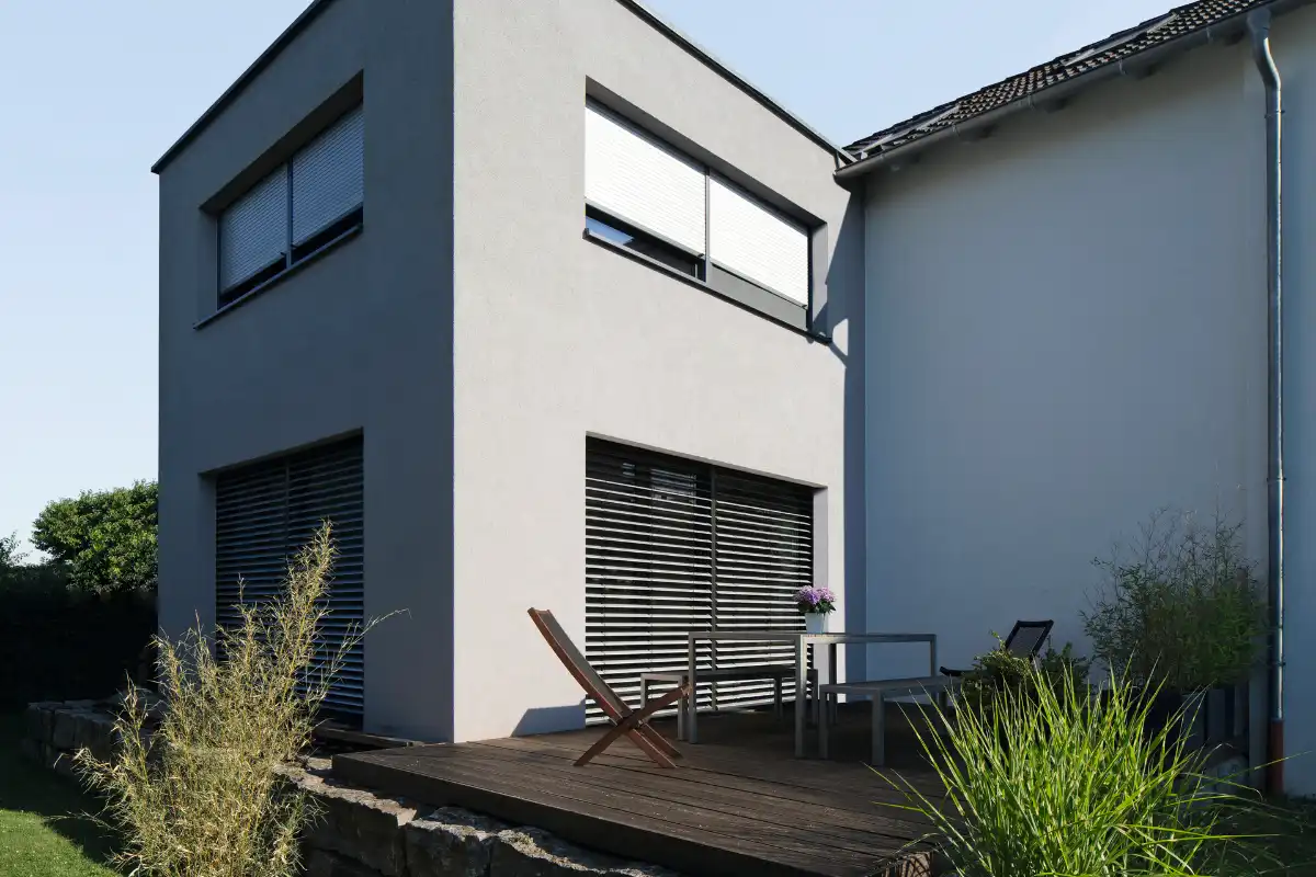 Anthrazitfarbenes Haus mit dunklen Rollläden