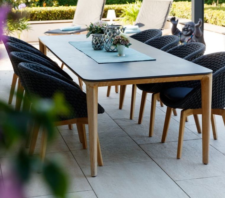 Gartentisch mit Gartenstühlen