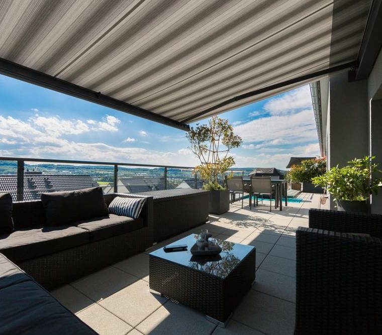 Überdachter Balkon mit einer Pergola-Markise