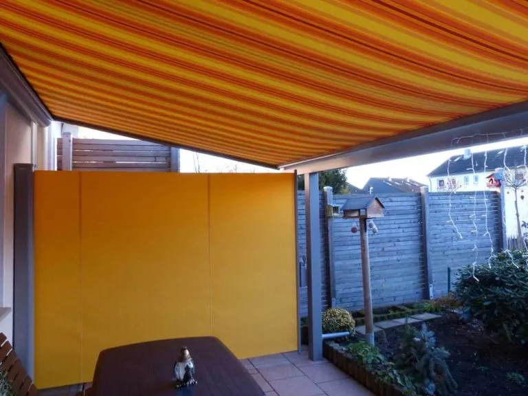 Hellgraue Pergola Markise auf Balkon