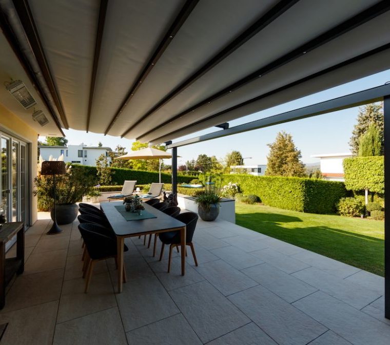 Terrasse mit einer Markise und Blick auf den Garten