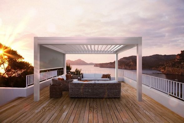 Hochwertiger Sonnen- und Wetterschutz Lamellendach für Mainz im Abendrot auf moderner Terrasse mit Sitzlounge