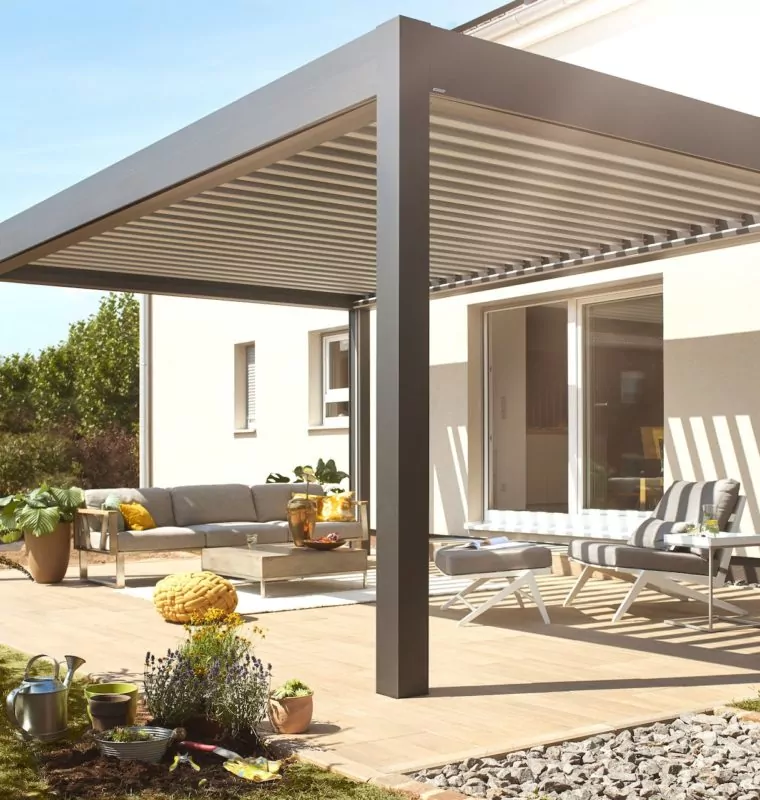 Lamellendach bei Oberursel auf moderner Terrasse mit Garten und viel Sonnenlicht