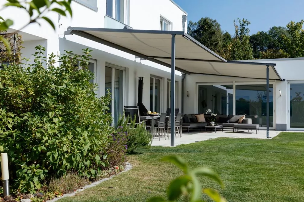 Pergolamarkise für Bad Camberg in grünem Garten mit moderner Terrasse