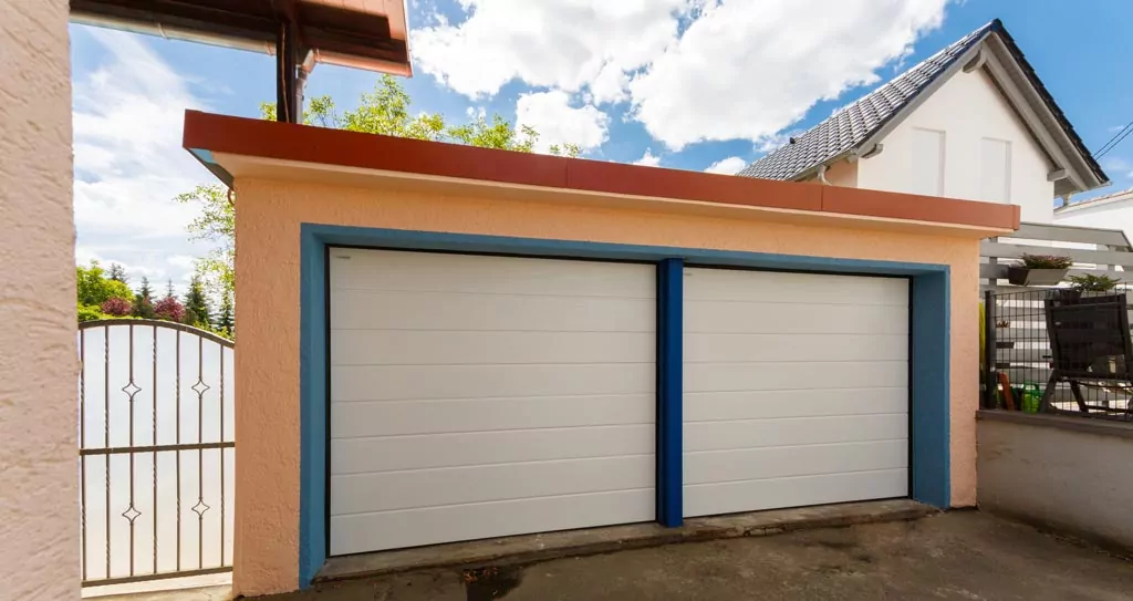 Garagentore in weiß mit blauer Umrandung
