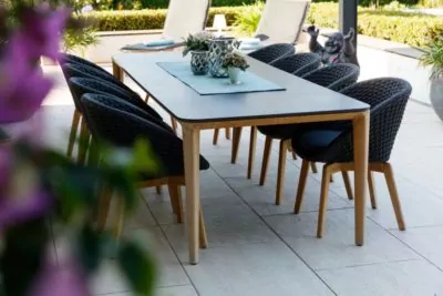 Gartentisch mit Gartenstühlen