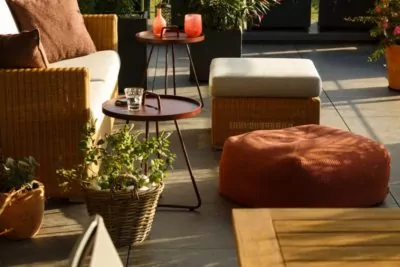 Zusammengestellte Gartenmöbel zur gemütlichen Lounge