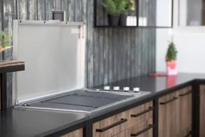 Outdoor Küche von Burnout mit integriertem Gasgrill von Beefeater