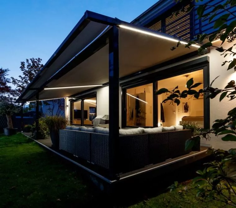 Pergola_Ref_11 Pergola-Markise bei Dämmerung