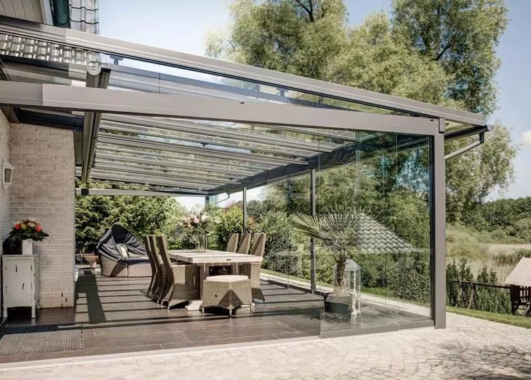 Überdachte Terrasse mit einer Sitzgruppe