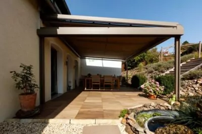 Terrassenüberdachung mit Sonnenschutz-Erweiterung sorgt für Schatten auf der Terrasse
