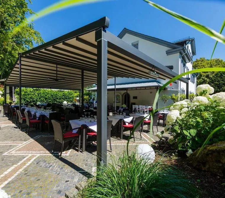 pergotex-6 Pergola-Markise von Warema in einem Restaurant