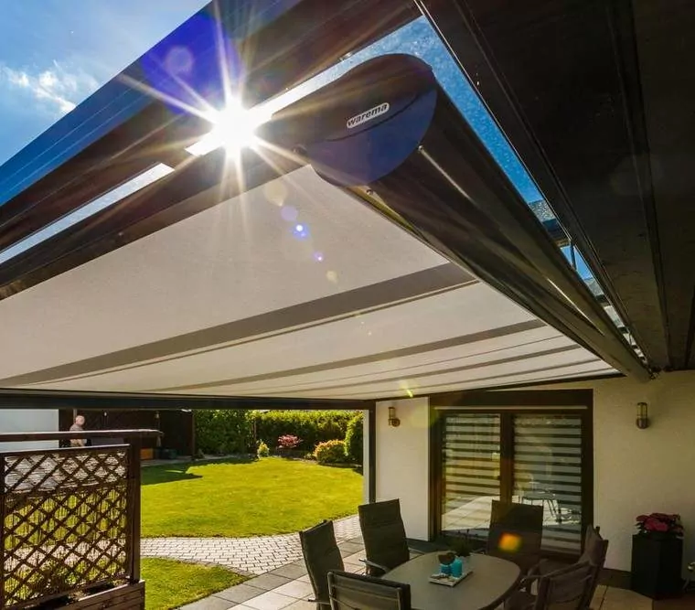 Terrassenüberdachung mit Warema Markise als Sonnenschutz